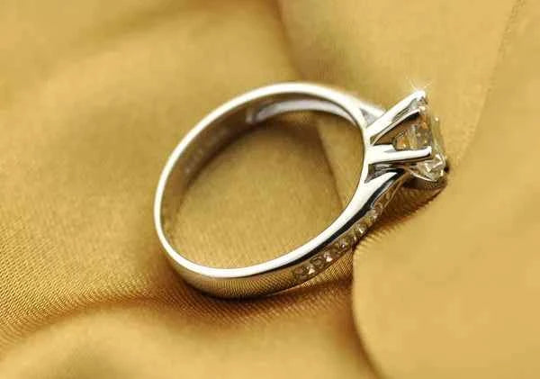 Luxury 925 Sterling Silver Classic Ring for Women Six claw jewelry simple 70ct diamond ring imitation diamond women's ring